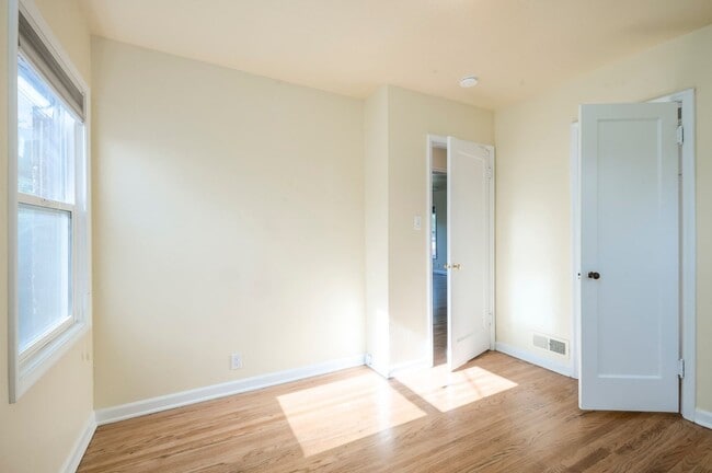 Building Photo - Newly Updated Liberty Wells Duplex!!