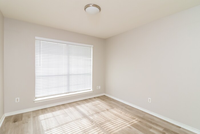 Building Photo - 1207 Belclaire Ln