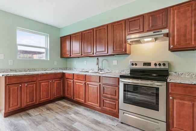 Building Photo - Modern 2BR Townhouse-Style Apartment | 1,010 Sq. Ft. | Renovated Interior | Westbank Expressway L...