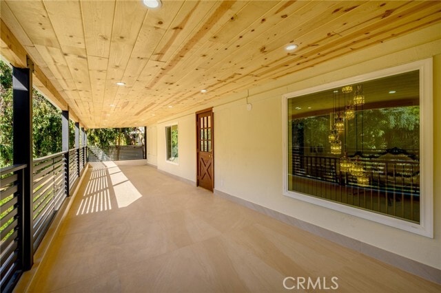 Building Photo - 2065 E Altadena Dr