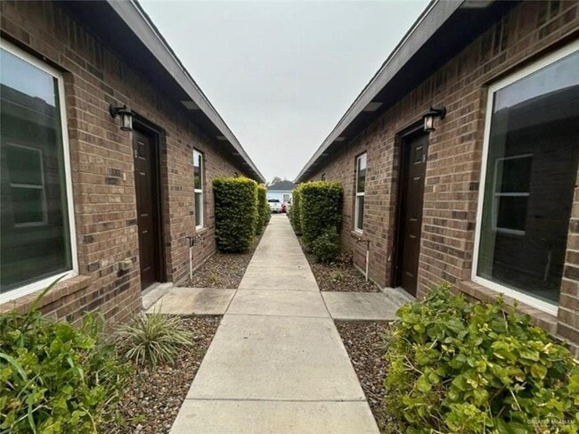 Building Photo - 6 Primrose Ave