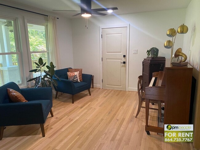 Building Photo - Beautiful Property with 3/1.5 Home!