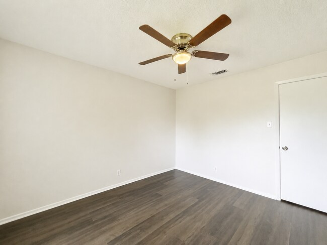Building Photo - Gorgeous 3/2 recently renovated in homey neighborhood