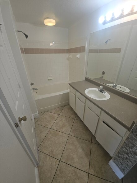 Building Photo - 3726 Palm Desert Ln