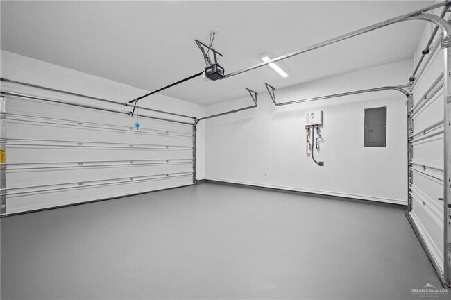 Building Photo - 31 E Conroe Rd