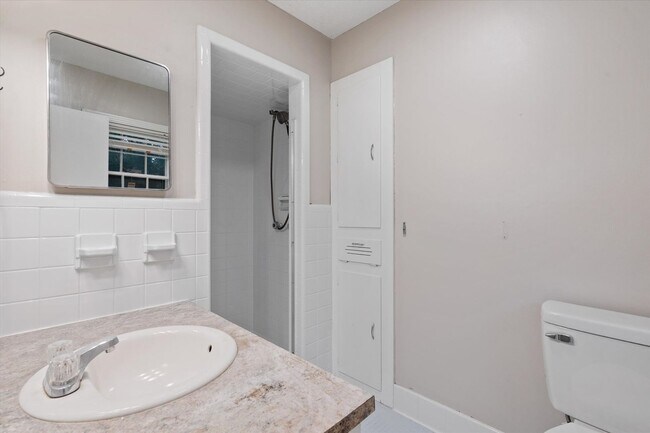 Building Photo - GREAT LOCATION AND MOVE IN READY