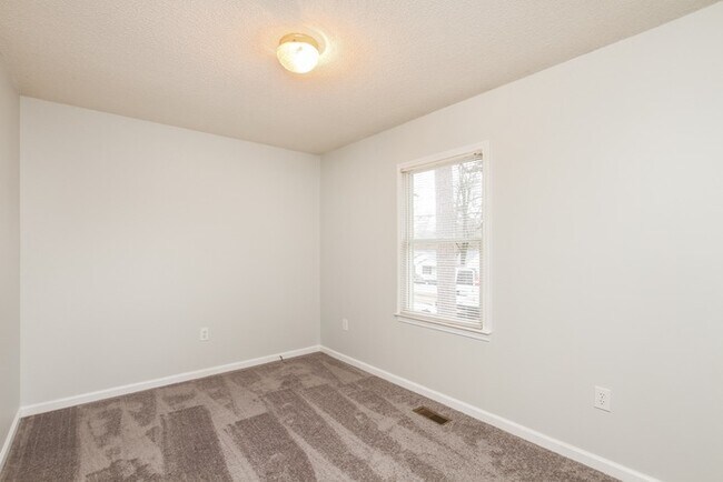 Building Photo - Embrace Convenience on Easy Street