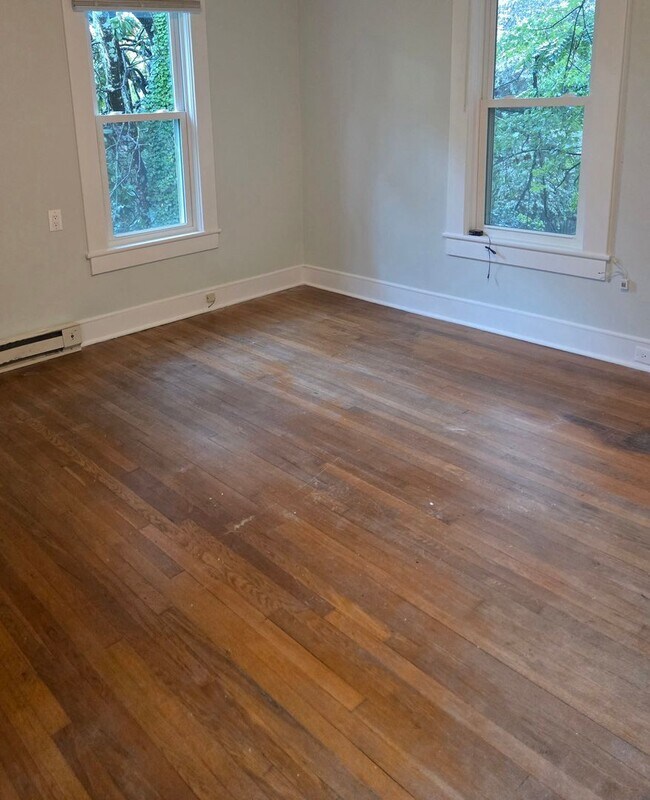 Building Photo - 5 bedroom rental minutes from UNCG