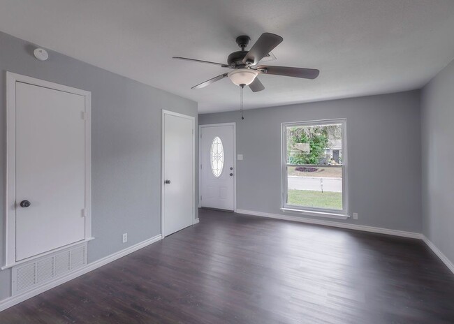 Building Photo - Beautifully remodeled 4 bedroom!