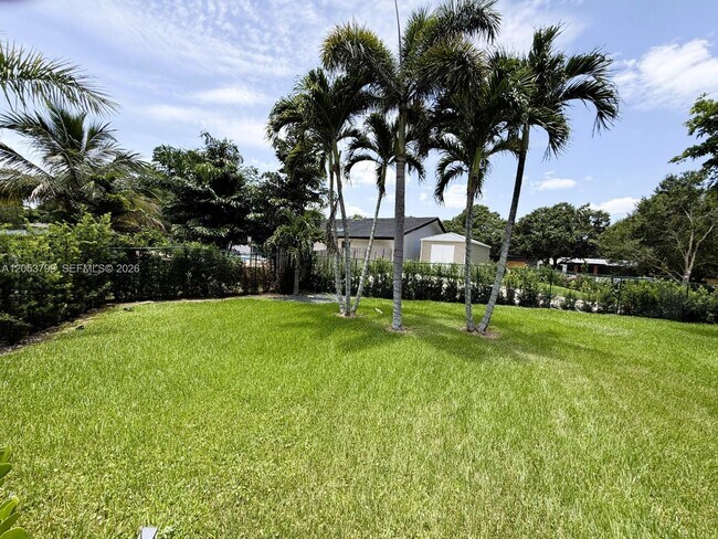 Building Photo - 10950 SW 40 Ct