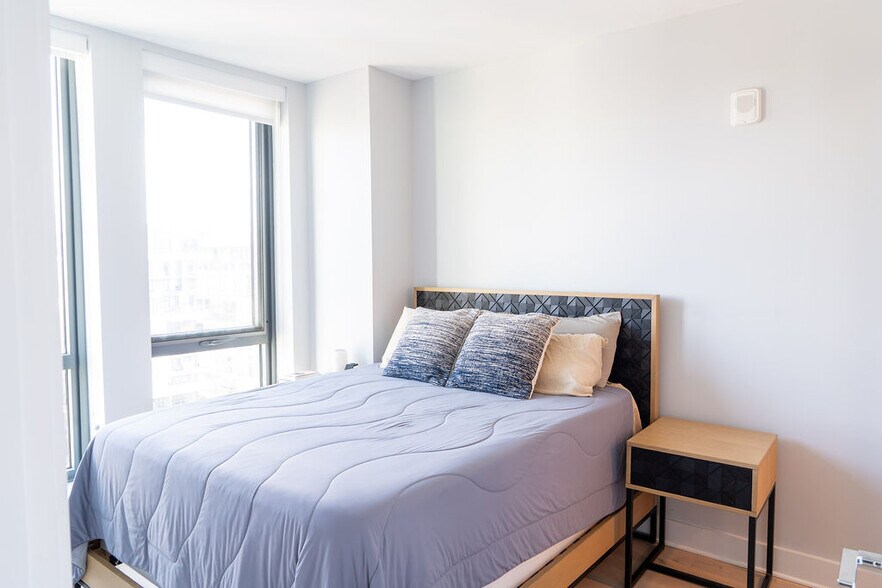 Building Photo - 1211 Van St SE