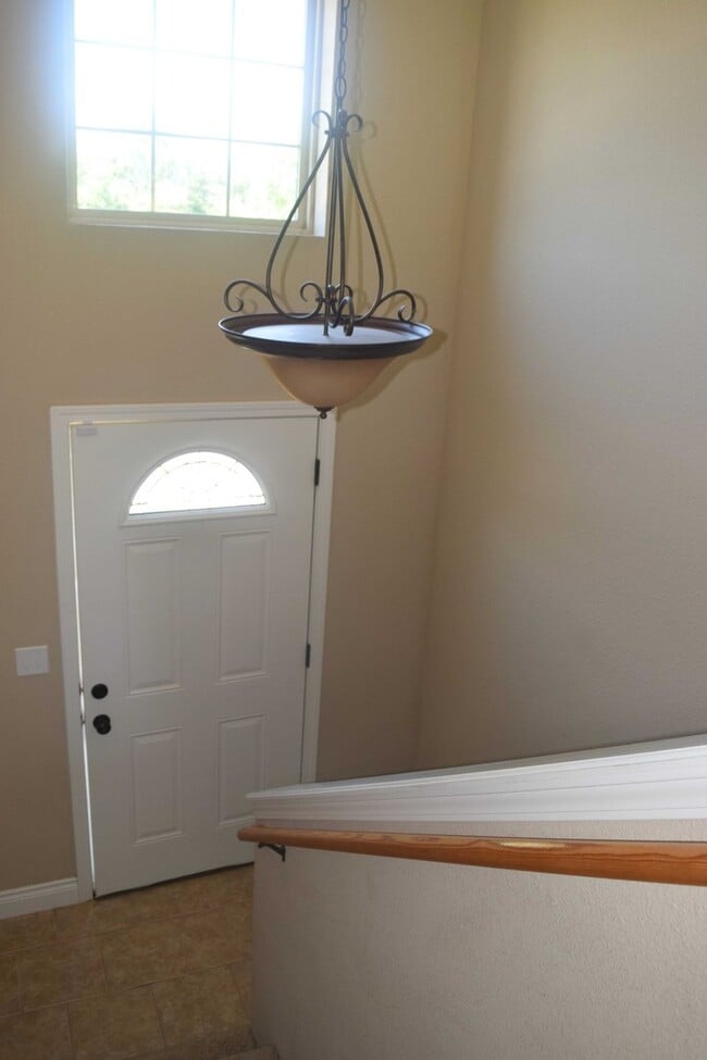 Building Photo - Gorgeous Split Foyer Home!