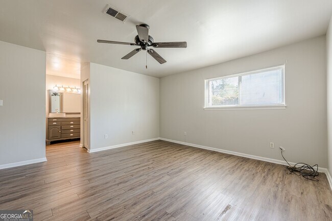 Building Photo - 2016 Oak Park Ln