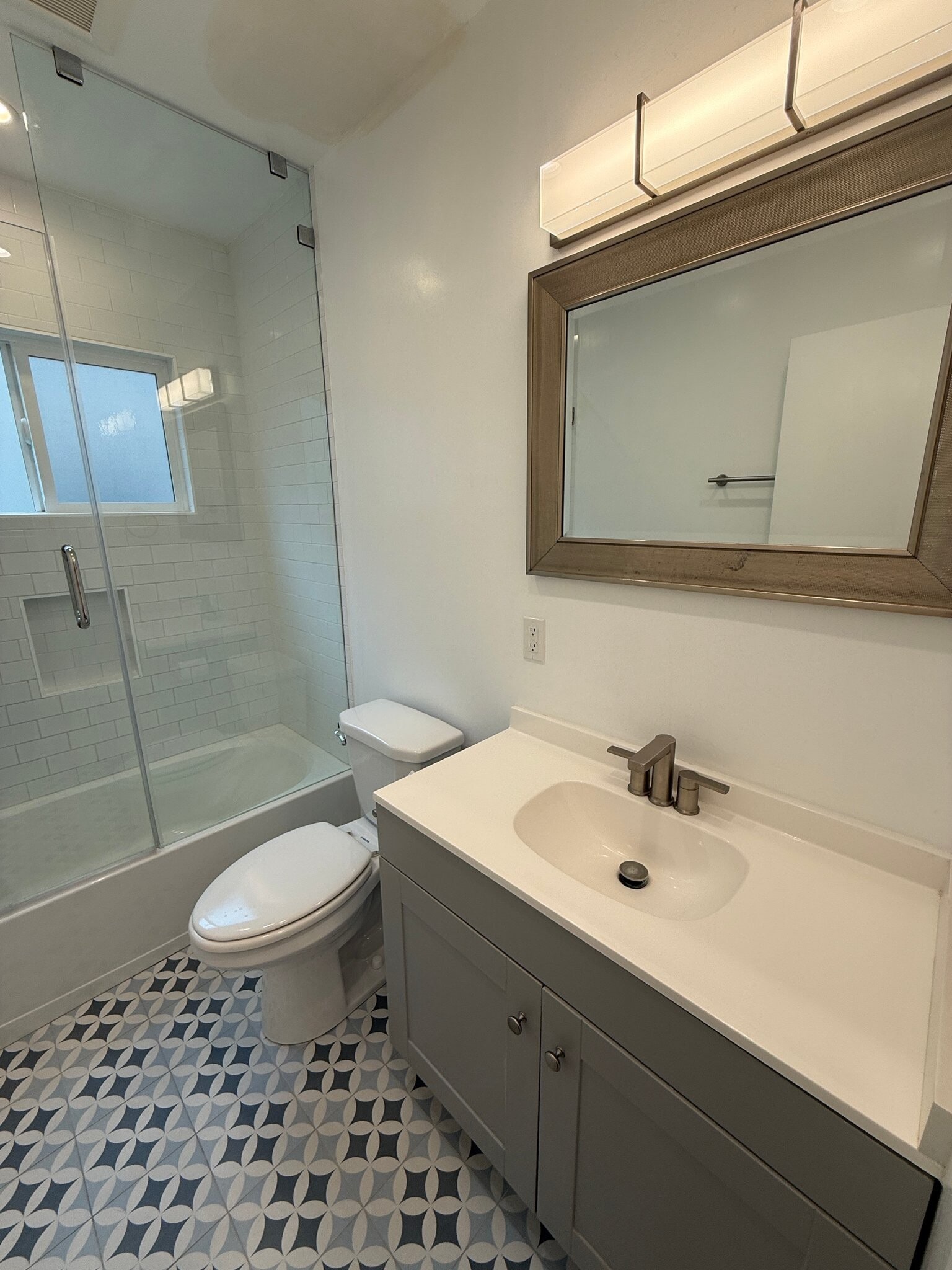 Building Photo - 2140 Beachwood Dr