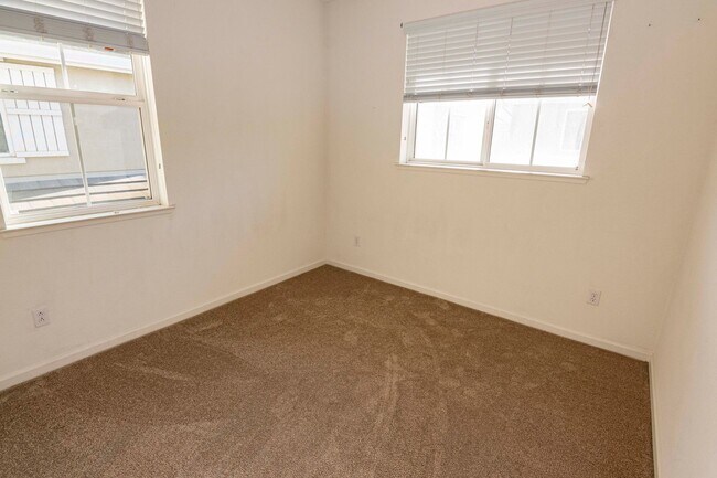 Building Photo - 947 Kestral Way