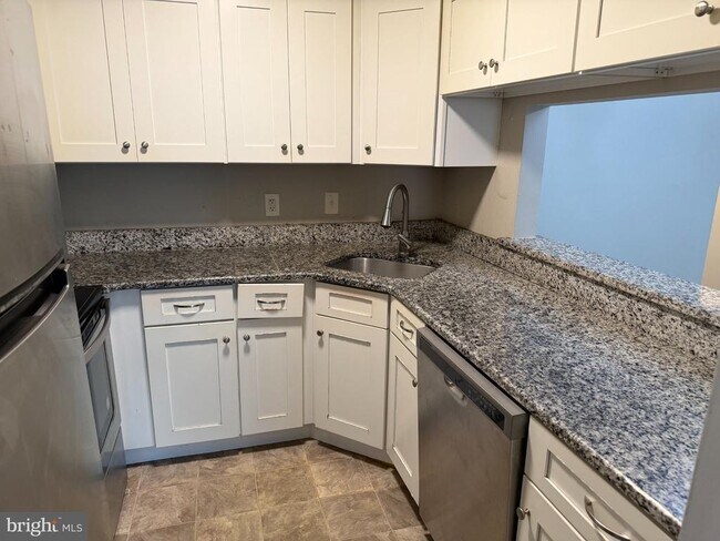 Building Photo - 5518A Aberdeen Dr