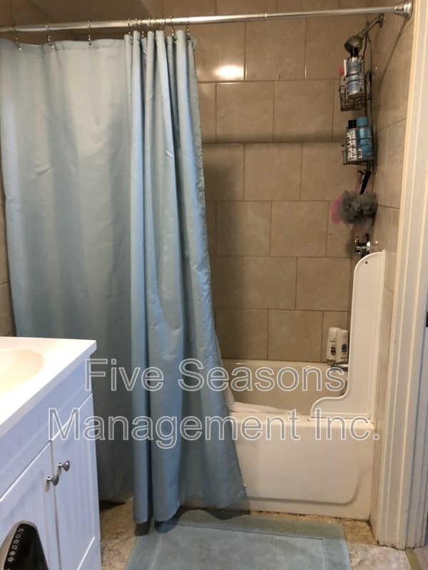 Building Photo - 432 Colchester Ave