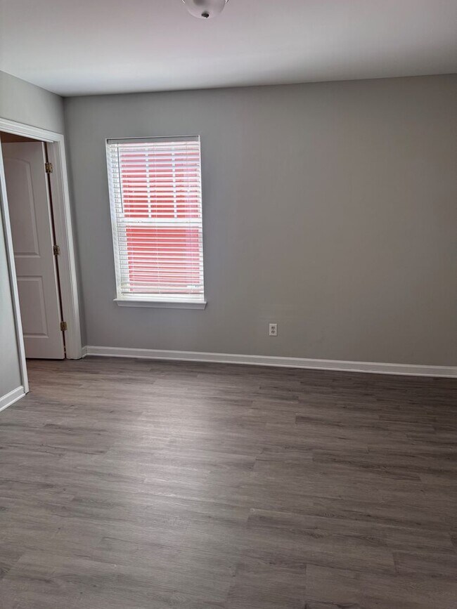 Building Photo - AVAILABLE NOW!!