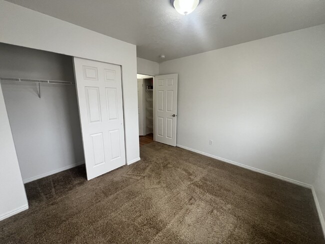 Building Photo - 2 Bed 1 bath in Kearns with Video Tour