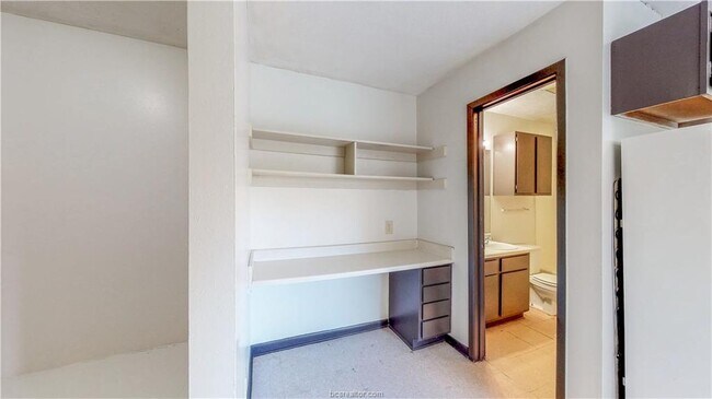 Building Photo - 725 Peppertree Dr