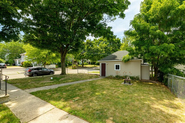 Building Photo - 405 Starkweather St