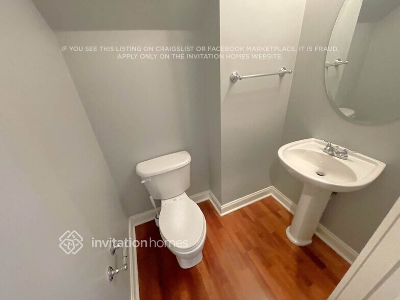 Building Photo - 15527 Barnsbury Dr