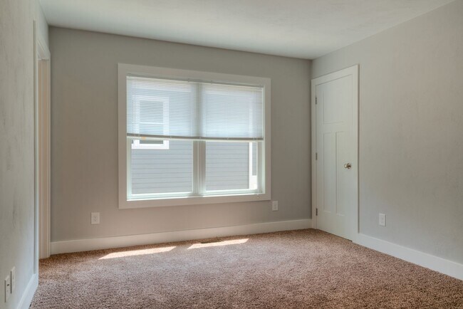 Building Photo - Uptown Village- 3 BR 3.5 Bath Townhome