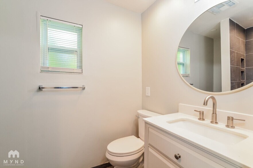 Building Photo - 209 Banyan Ct