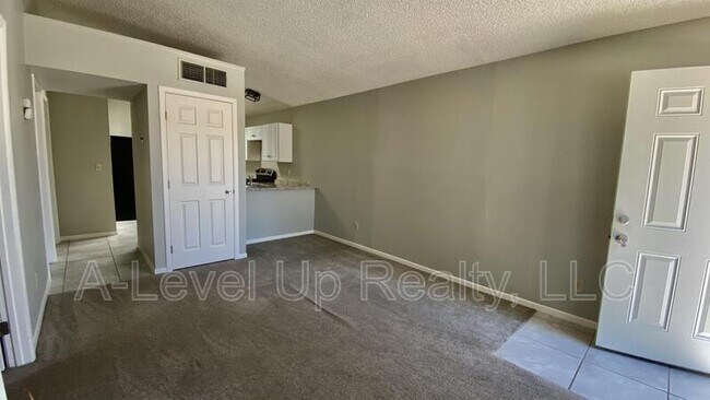 Building Photo - 417 E Thoroughbred St
