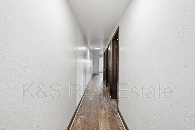 Building Photo - 144-144 W 9th Ave