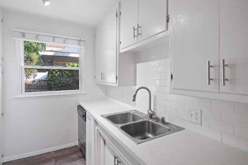 Building Photo - 2001 Beachwood Dr