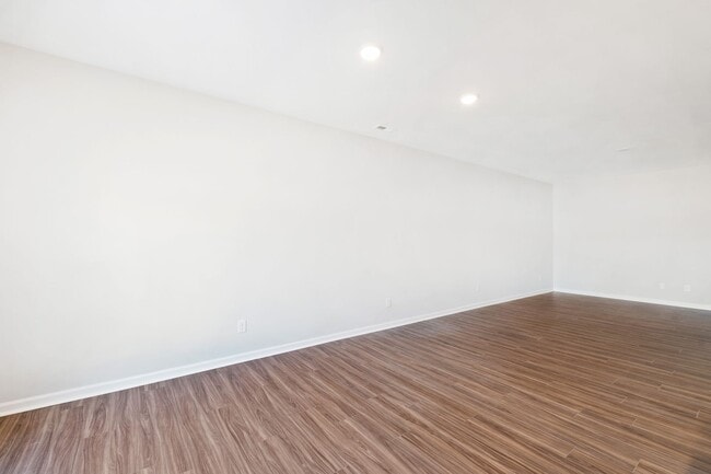 Building Photo - Luxurious 3-Bedroom Townhome Living in the...