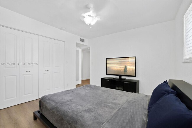 Building Photo - 1601 Bay Rd