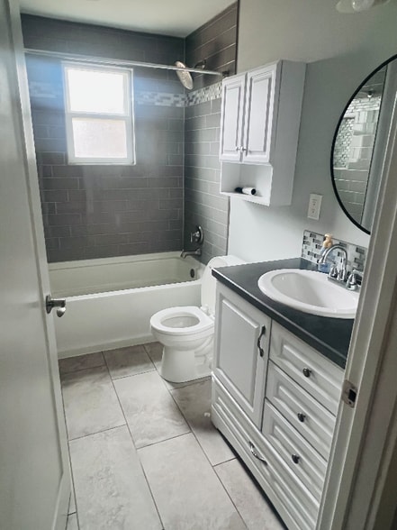 Building Photo - 4018 E Pacific Ave