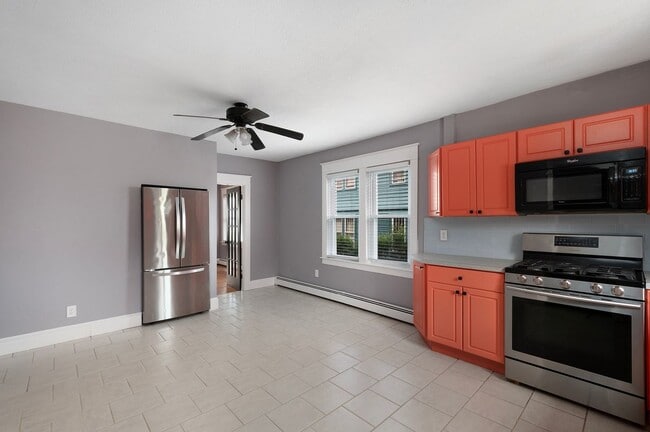 Building Photo - 84 Rochambeau Ave