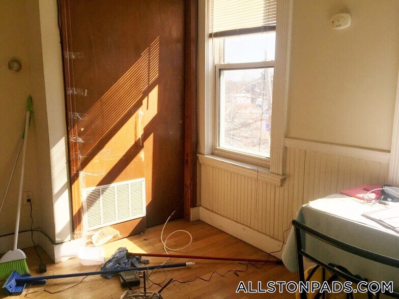 Building Photo - 59 Linden St
