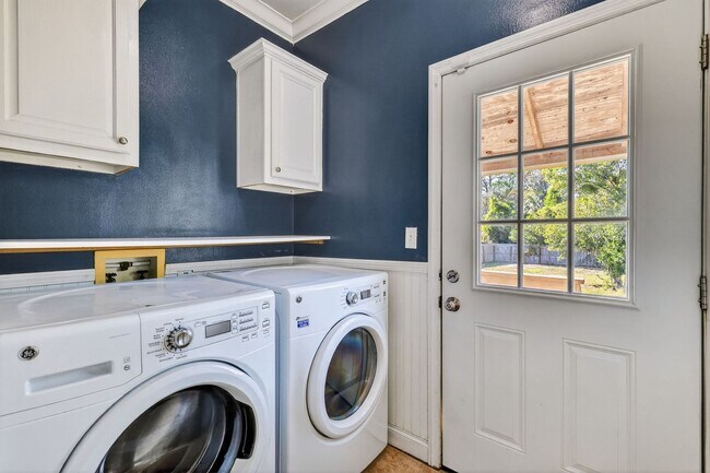 Building Photo - Charming and spacious home for rent in Leesburg!