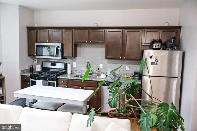 Building Photo - 1734 Bolton St