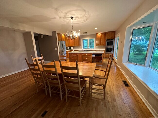 Building Photo - 451 Pine Tree Dr