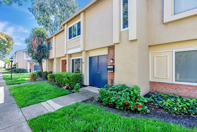 Building Photo - BEAUTIFUL REMODELED TWO STORY TOWNHOME IN ...