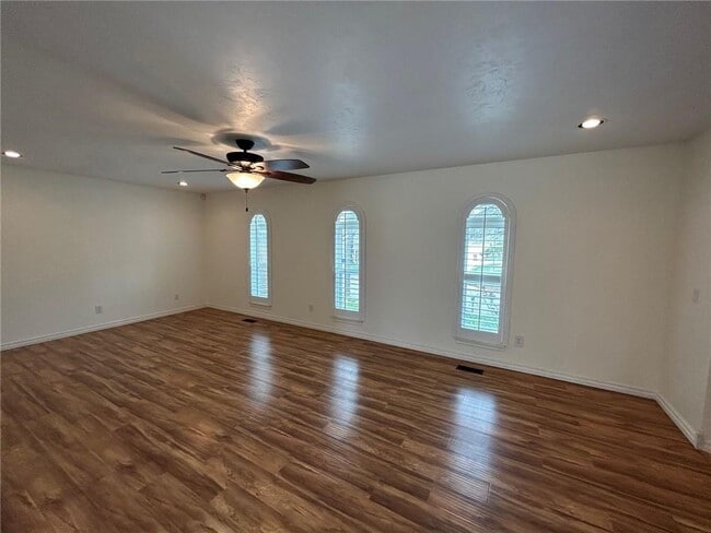 Building Photo - 908 East Dr