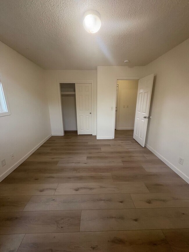 Building Photo - sim614/616