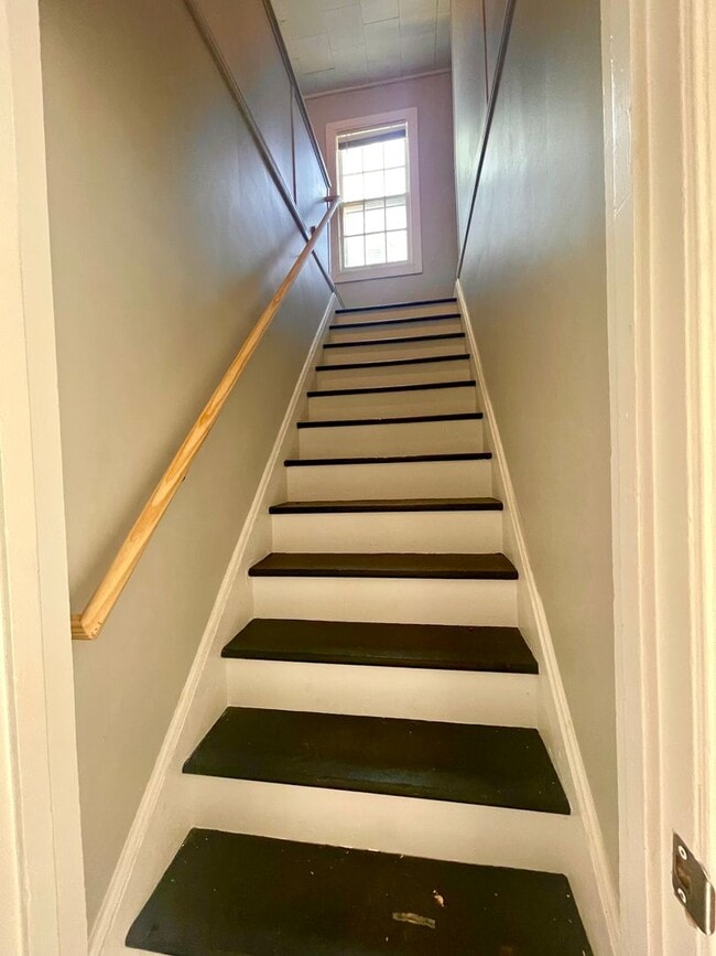 Building Photo - Charming 4bd. Tons of storage and 2 car garage!