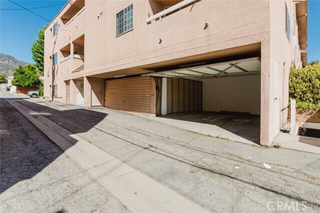 Building Photo - 435 E Valencia Ave