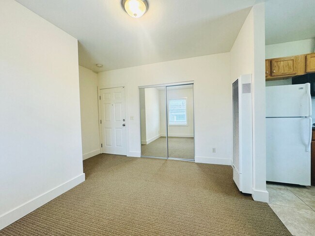 Building Photo - STUDIO RIGHT OUTSIDE OF DOWNTOWN! $1,495/m...