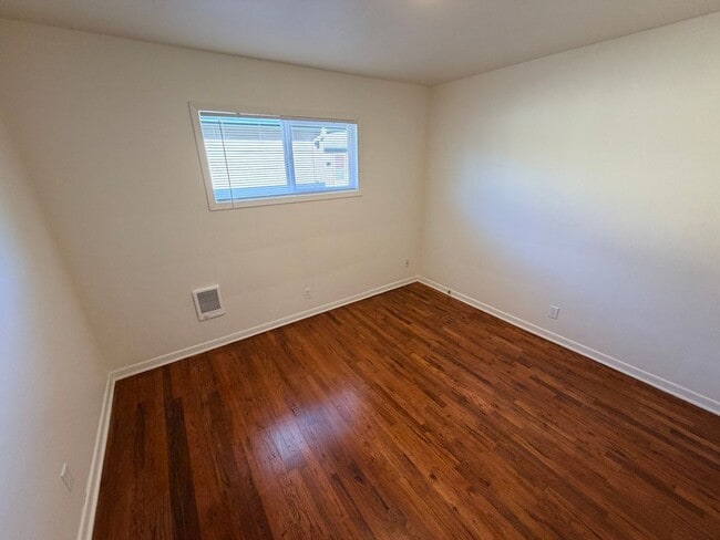 Building Photo - Two Bedroom Duplex With Full Size Basement