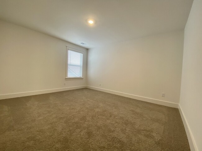 Building Photo - 647 Conifer Dr