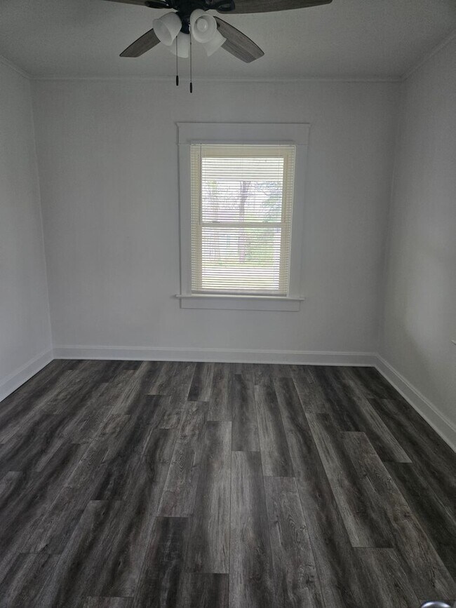 Building Photo - Country living in the city!!!