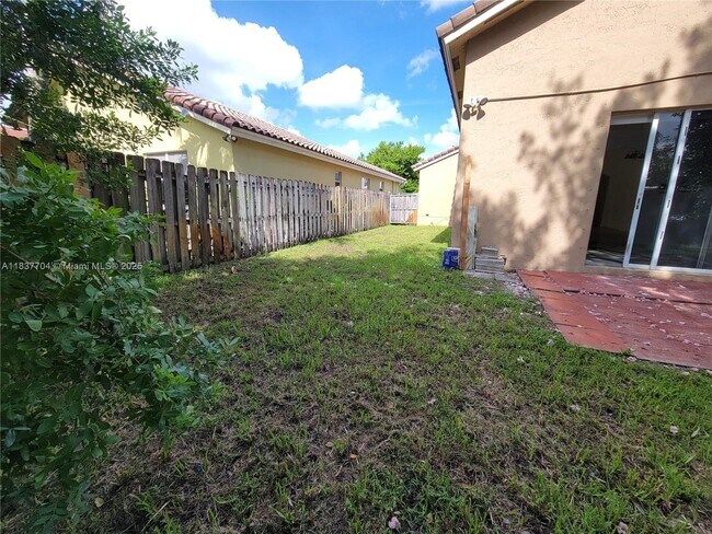 Building Photo - 4949 SW 134th Ave
