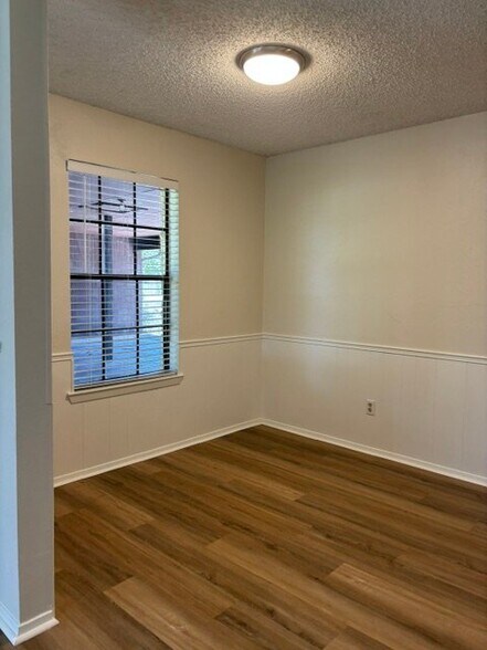 Building Photo - 702 Ranch Rd